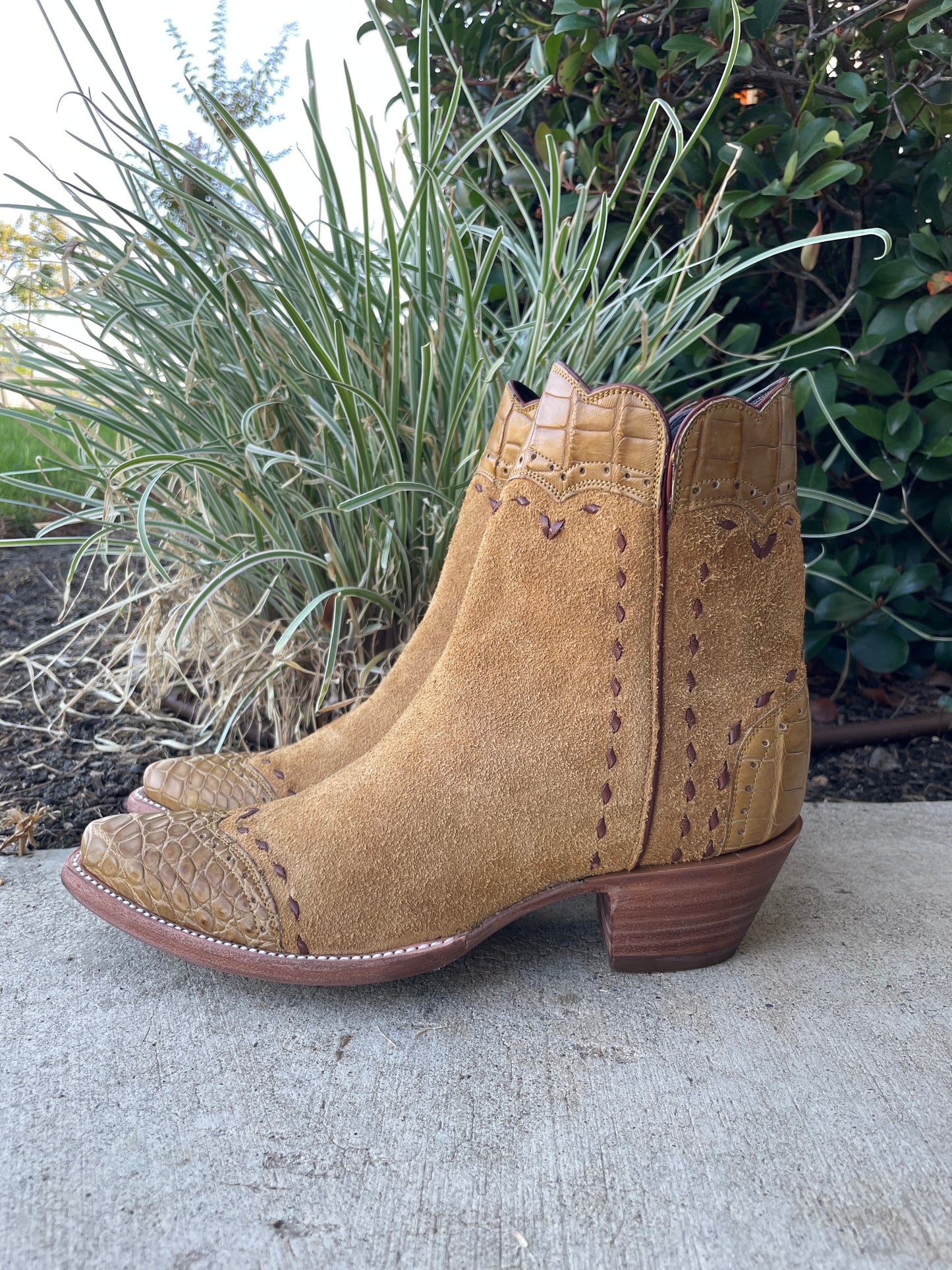 Camel Roughout and Saddle Tan Gator Trim Zip