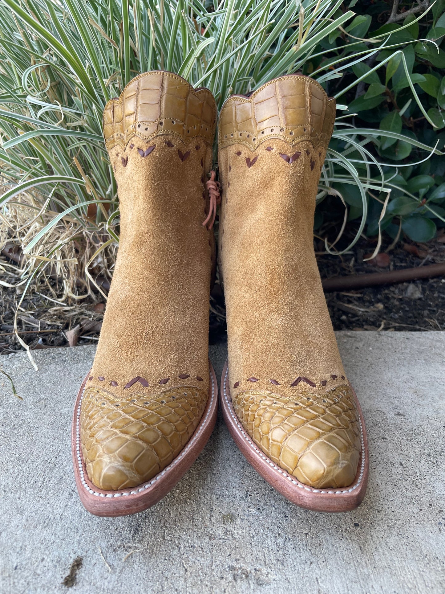 Camel Roughout and Saddle Tan Gator Trim Zip