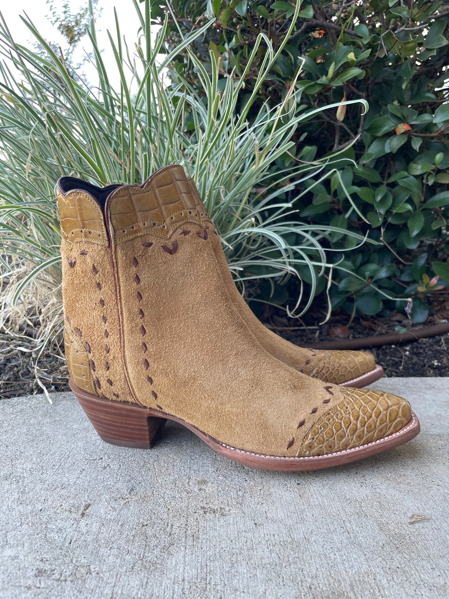 Camel Roughout and Saddle Tan Gator Trim Zip