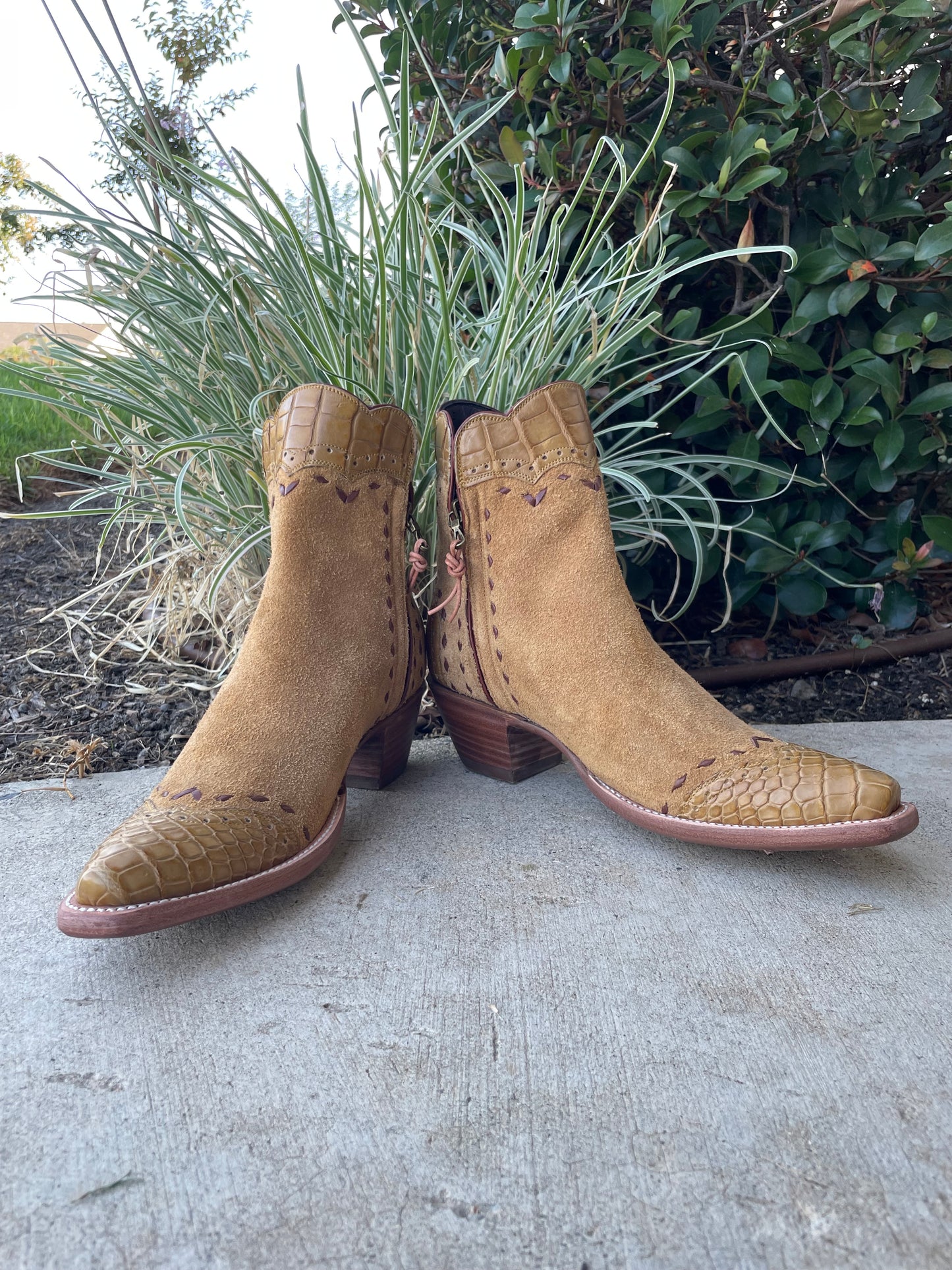 Camel Roughout and Saddle Tan Gator Trim Zip