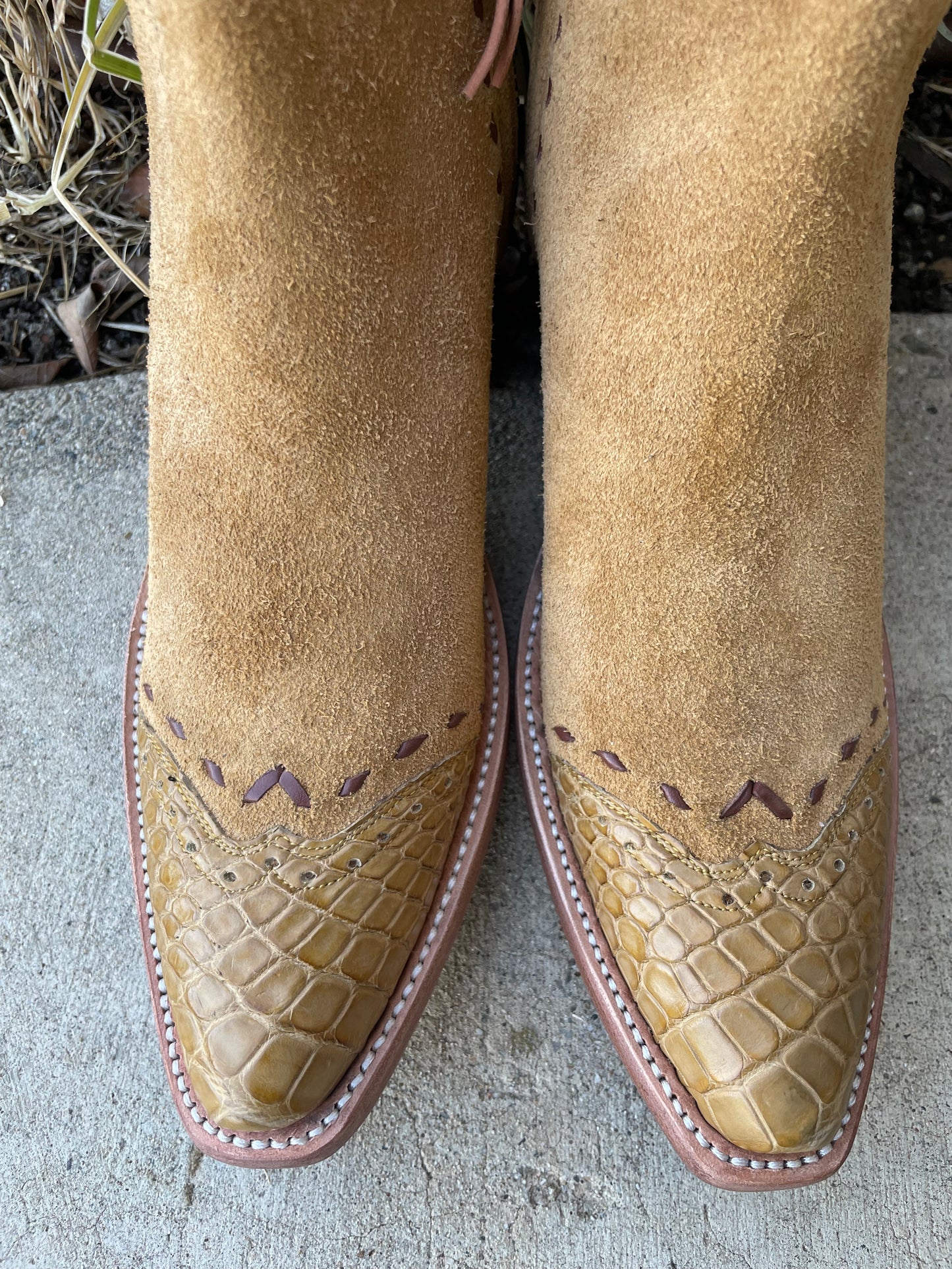Camel Roughout and Saddle Tan Gator Trim Zip