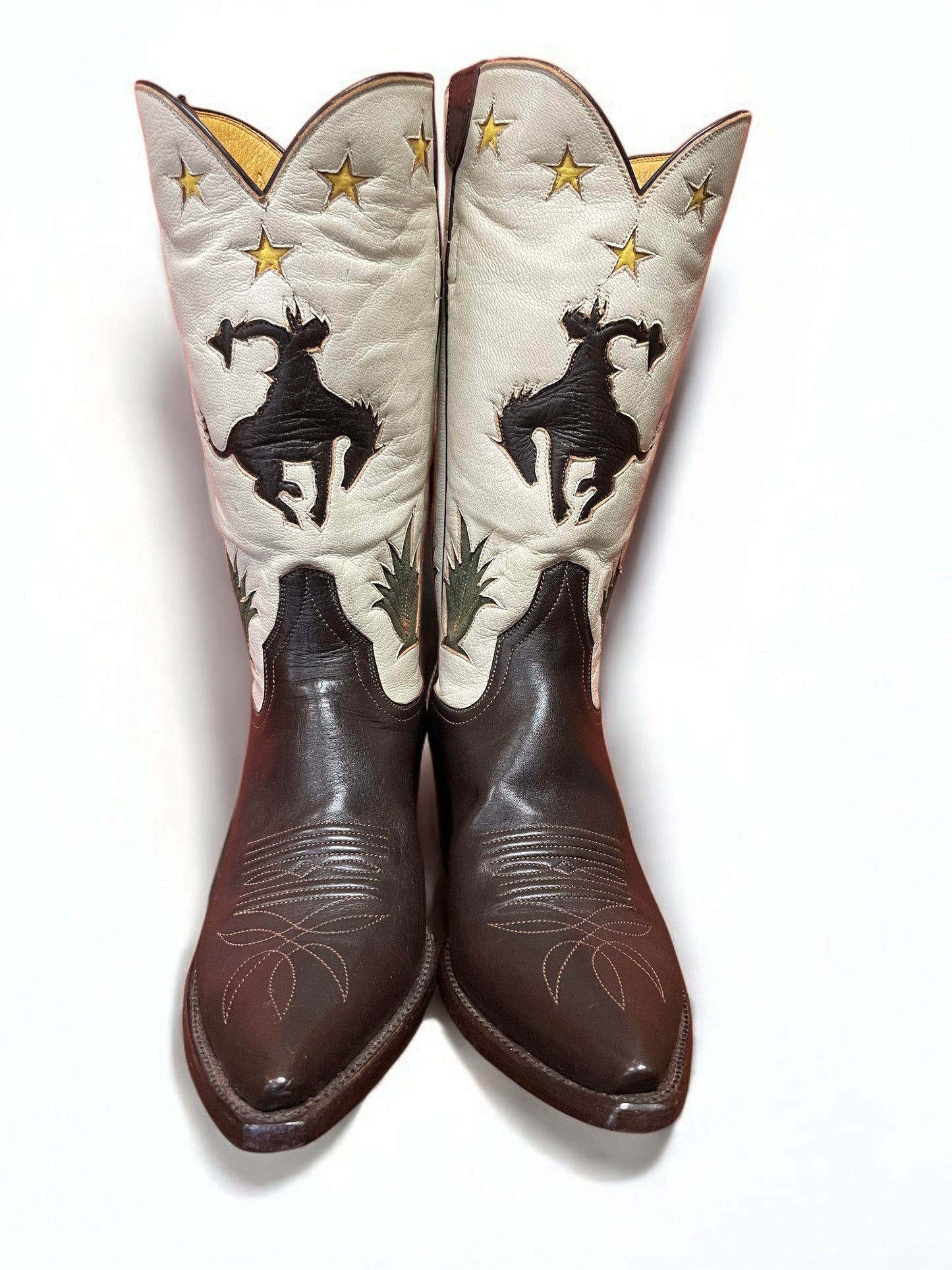 Blanc Bucky Bronco Cowgirl