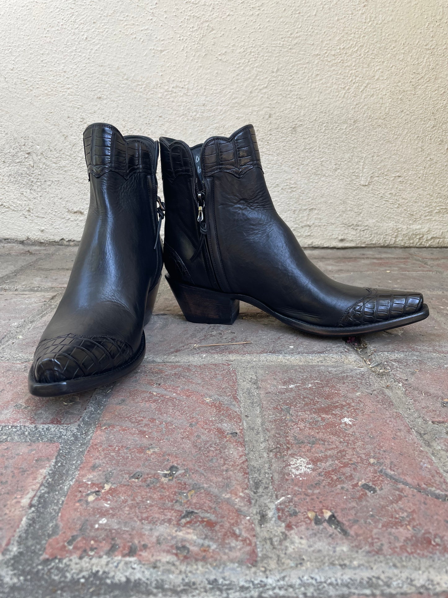 Femme Noir Calfskin With Noir Caiman Zorro