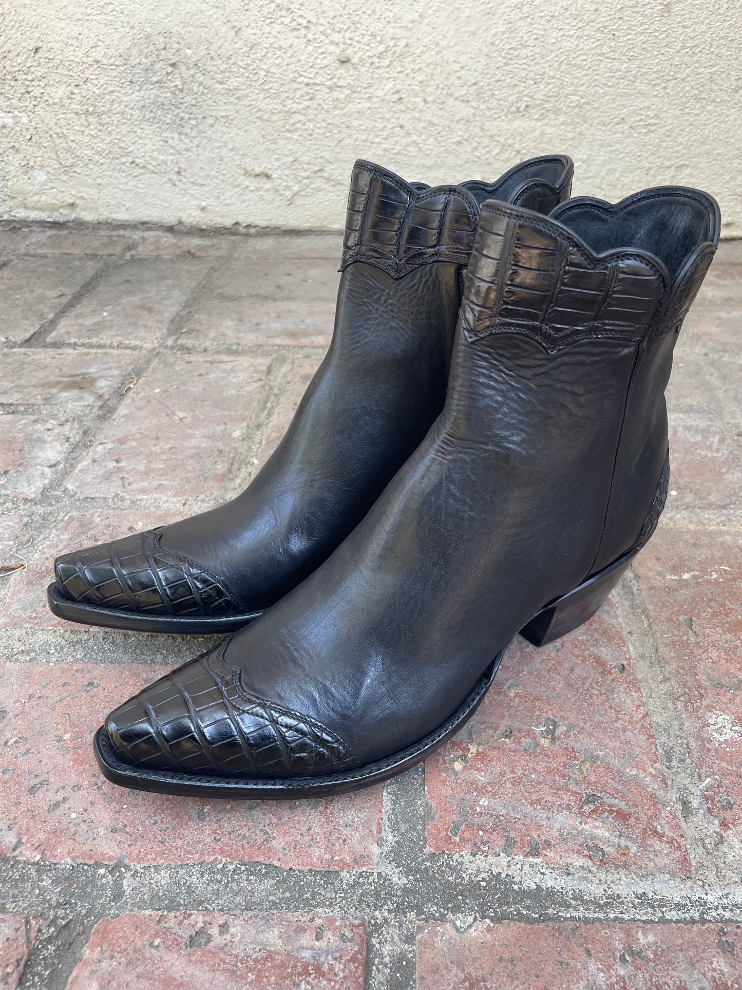 Femme Noir Calfskin With Noir Caiman Zorro