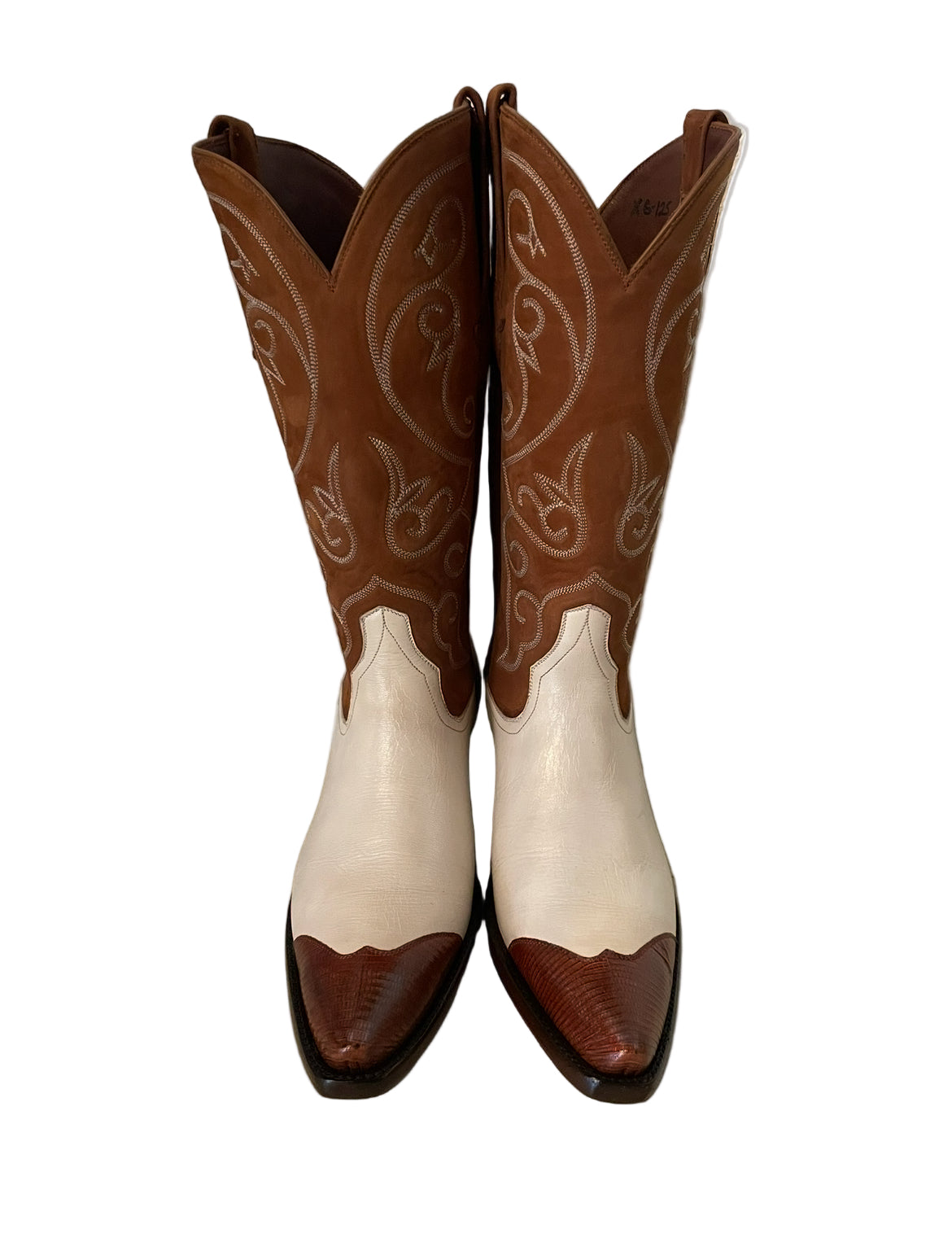 Two Toned Cowgirl with Lizard