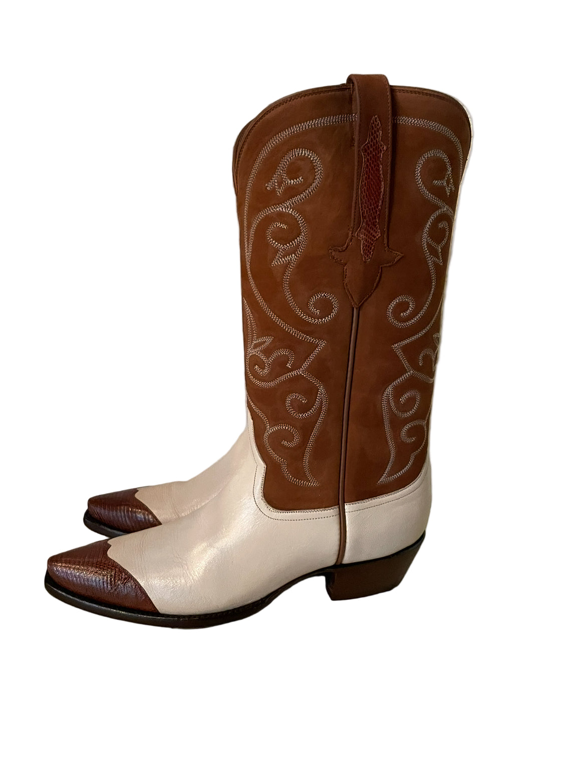 Two Toned Cowgirl with Lizard