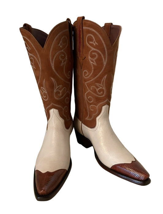 Two Toned Cowgirl with Lizard