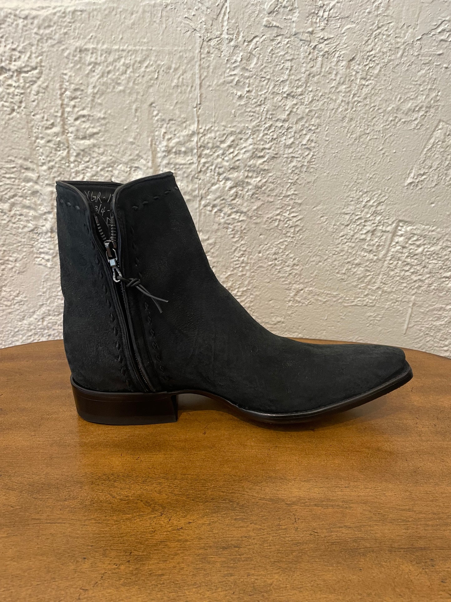 Lambsuede Zip with Buckstitching in Vintage Noir