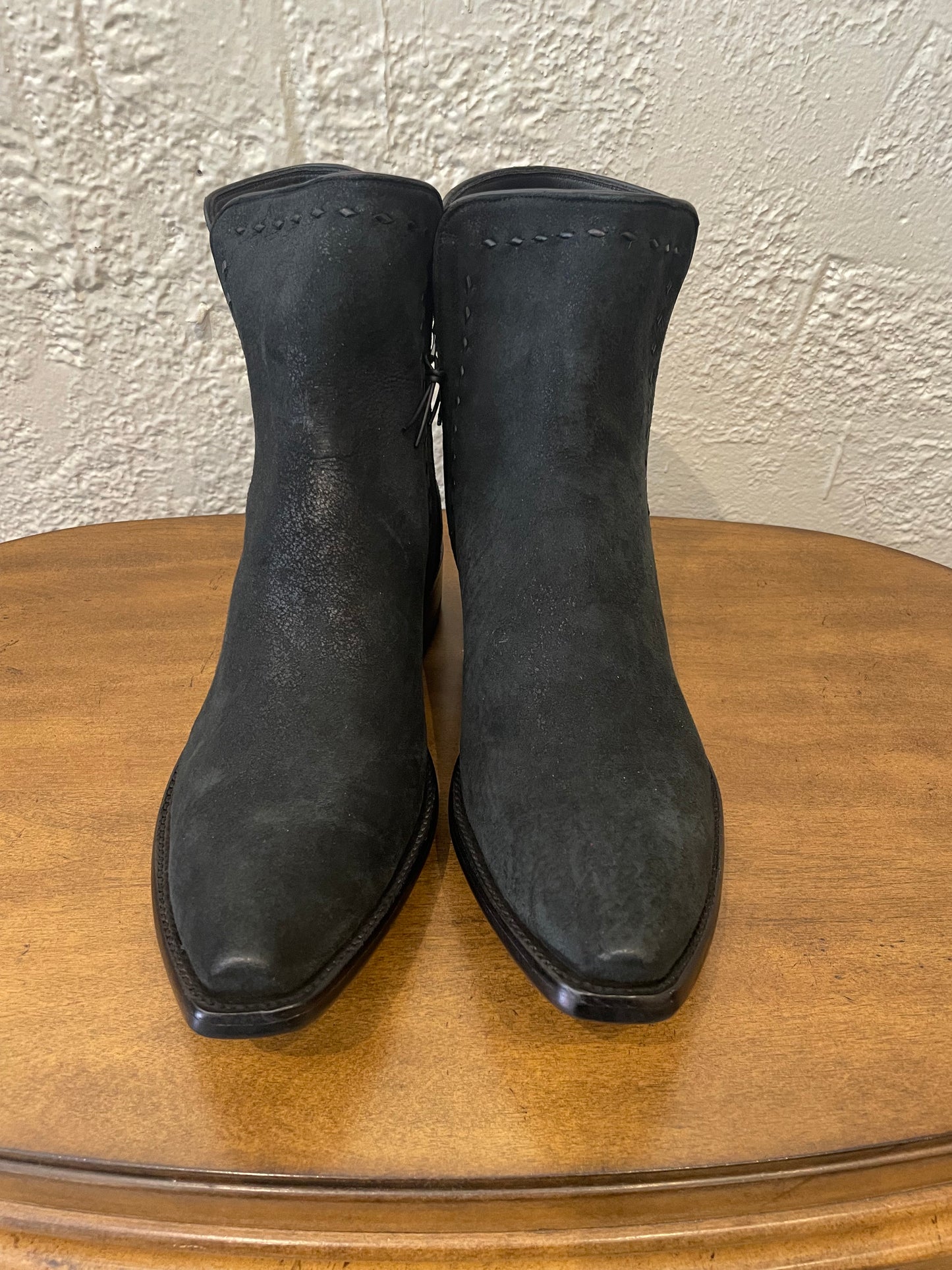 Lambsuede Zip with Buckstitching in Vintage Noir