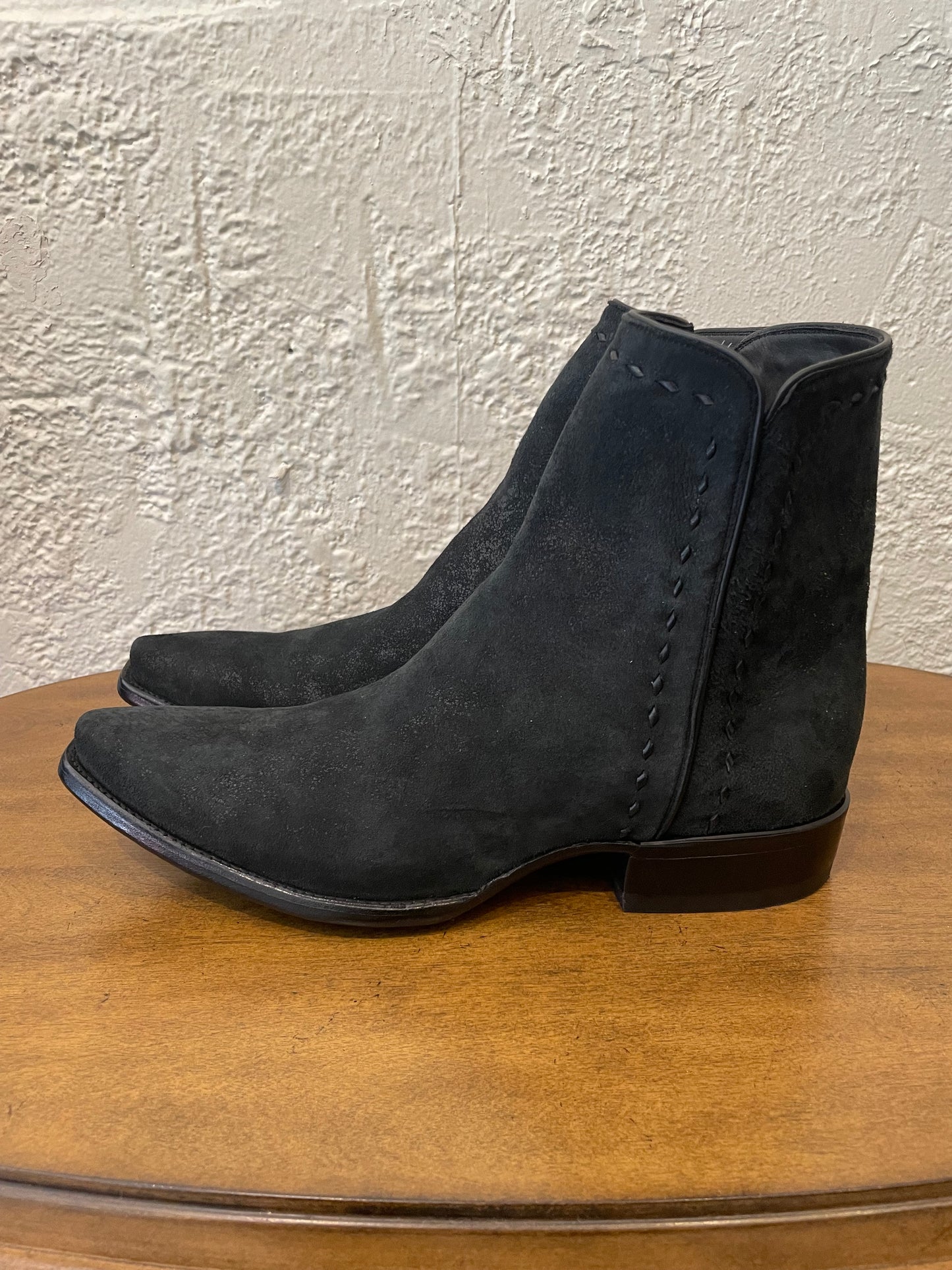 Lambsuede Zip with Buckstitching in Vintage Noir