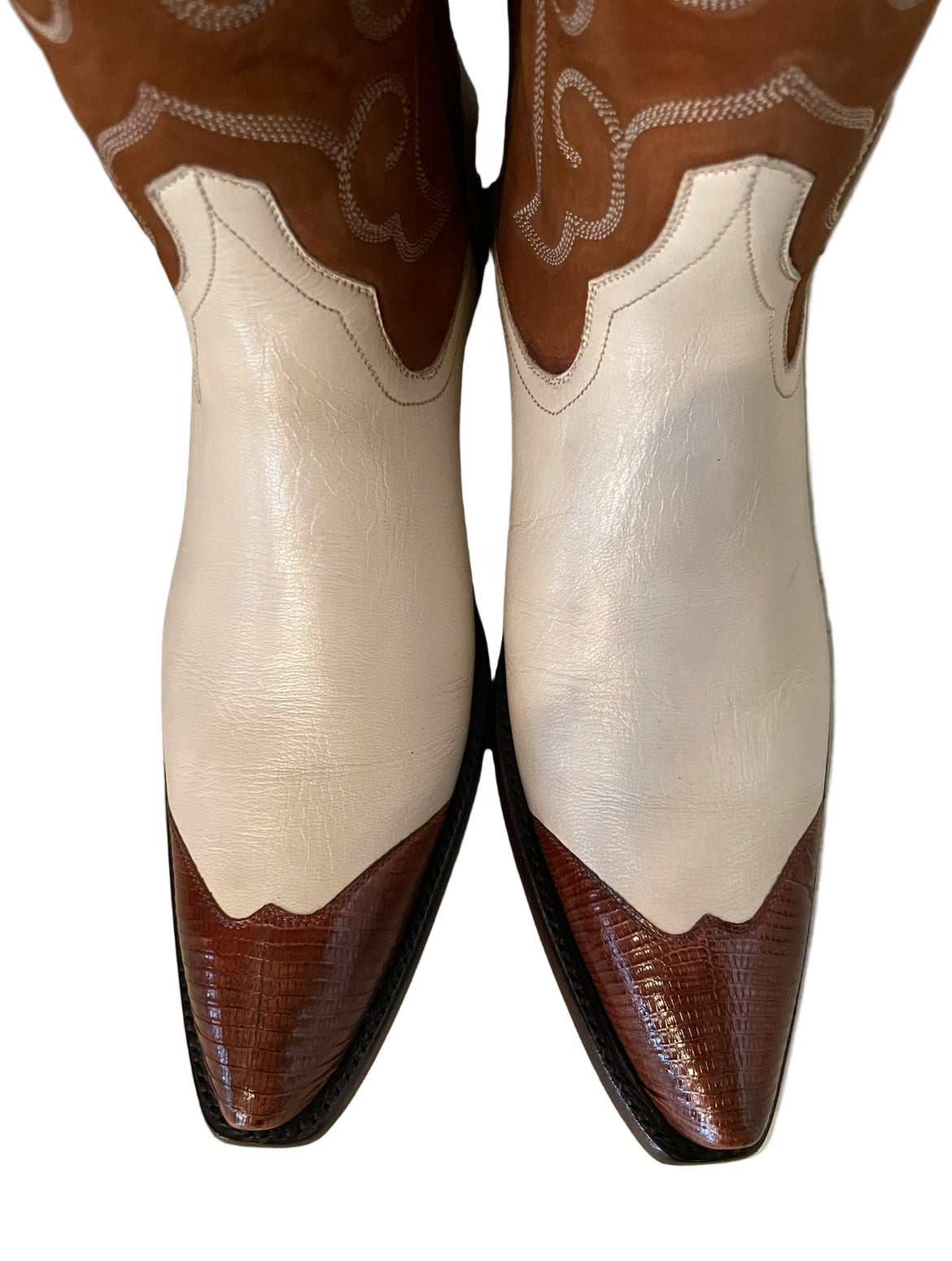 Two Toned Cowgirl with Lizard