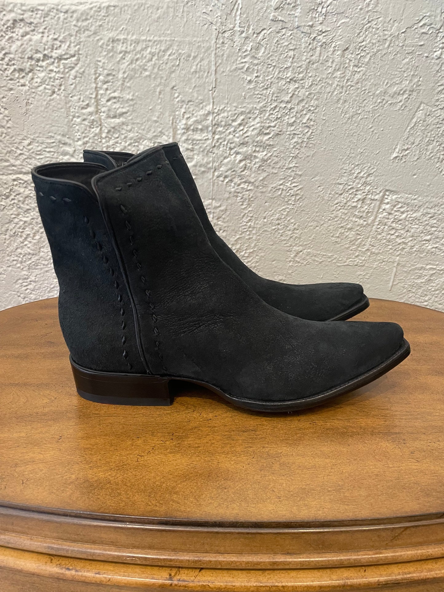 Lambsuede Zip with Buckstitching in Vintage Noir